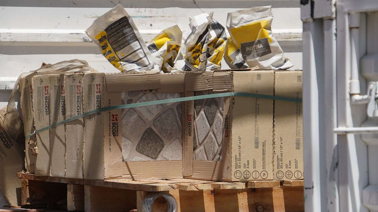 Los 50 metros cuadrados de cerámicas que fueron donados. (Foto: DIARIO HUARPE/ Gabriel Flores)