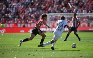 Estudiantes ganó el clásico platense, se subió a la punta y complicó aún más a Gimnasia