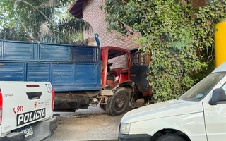 Un fuerte choque en el centro terminó con camión incrustado contra una casa