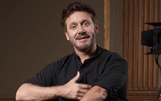 El polémico like de Benjamín Vicuña a una famosa y su foto en minifalda