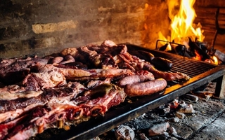 Un influencer mostró como prepara asado y se hizo viral
