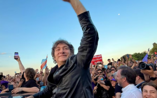 Cierre de campaña: Milei acompaña a sus candidatos en dos ciudades clave del país