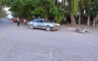 Un motociclista en estado grave tras chocar contra un auto