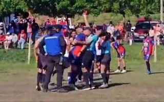 Brutal agresión a un árbitro: un jugador le bajó dientes de un cabezazo