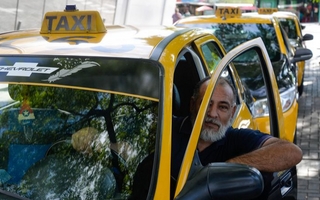 Taxistas de Mendoza protestan en caravana contra las aplicaciones de transporte