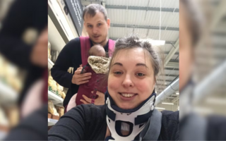 Una mujer bostezó muy fuerte y casi muere: quedó con secuelas
