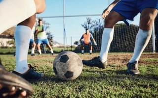Un joven murió delante de sus amigos mientras jugaba al fútbol