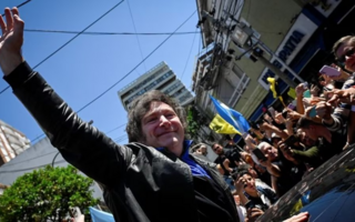 Milei llegó a Córdoba y encabezará una caminata con militantes 