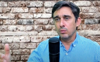Baistrocchi a la caza del “voto sensato” que le escape a la grieta política