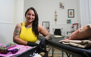 Transfomar cicatrices en arte: Cecilia, la tatuadora de mujeres que vencieron al cáncer de mama