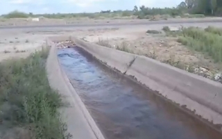 Una nena cayó a un canal y atravesó un sifón bajo la Ruta 40 