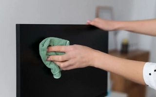 Truco casero para dejar la pantalla del televisor sin rayas y como nueva