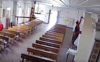 Un ladrón entró a una iglesia y robó focos a plena luz del día
