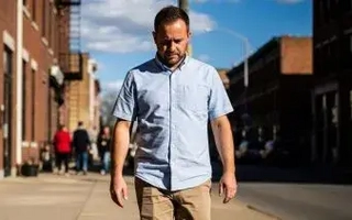 Qué revela la psicología sobre caminar con la mirada baja
