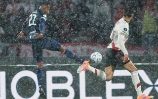 Tras el diluvio, se reanudó el partido entre River e Independiente Rivadavia