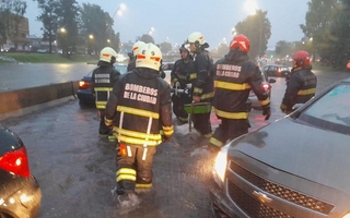 Tragedia en General Paz: murió un taxista durante el temporal