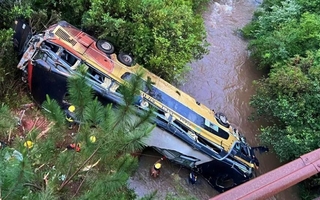 Tragedia en Misiones: un colectivo cayó a un arroyo con 50 pasajeros