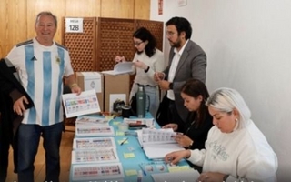 Argentinos en Madrid votaron con la camiseta de la Selección en las legislativas 2025
