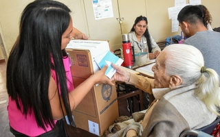 Con 102 años, la madre de un reconocido político fue a votar y volvió a hacer historia