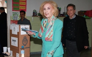 Mirtha Legrand volvió a votar con un look celeste y blanco: "Me vestí con los colores de la patria"