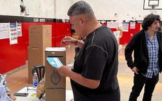 Claudio “Chiqui” Tapia votó en Caballito y destacó su compromiso con el pueblo argentino