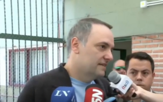 “Sos una basura", insultaron al vocero presidencial mientras votaba