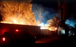 Un incendio en un baldío afectó el local Chinga tu Madre y Casa de Gobierno