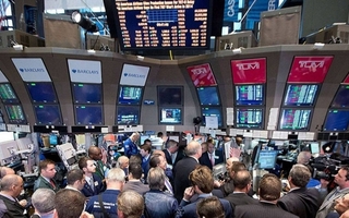Acciones argentinas saltan hasta 35% y bonos 23% tras la victoria de Milei