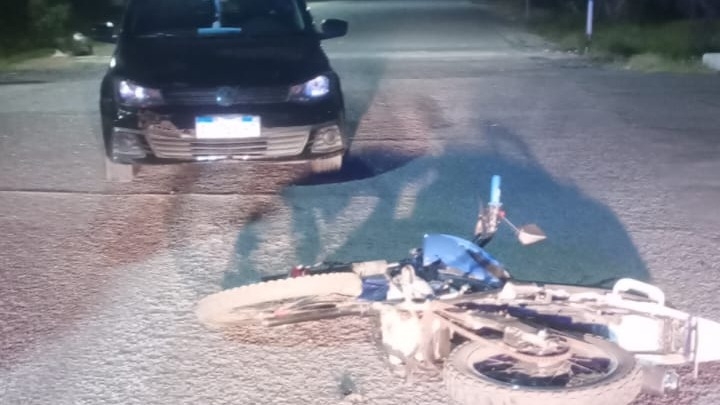 Un choque entre un auto y una moto dejó a un herido