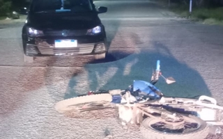 Trasladaron al hospital a un hombre tras chocar su moto contra un auto