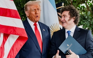 Trump felicitó a Milei por su “victoria aplastante” tras las elecciones