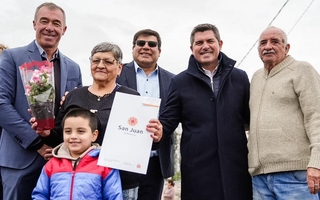 Orrego entregó 135 viviendas en el barrio La Majadita