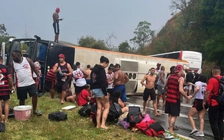 Grave vuelco de un micro con hinchas de Flamengo rumbo a Buenos Aires
