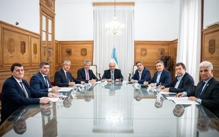 El Gobierno inició contactos con gobernadores para avanzar en una mesa federal 