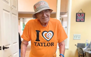 Un hombre de 95 años lidera un club de fans de Taylor Swift 