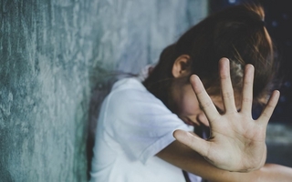 Acusaron a un policía y su familia de abusar a dos nenas de 13 años