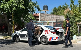 Un papá y la policía detuvieron a un exhibicionista cerca de una escuela