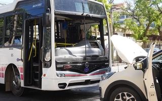 Fuerte choque entre un colectivo de la RedTulum y un auto en Capital 