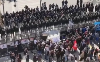 Jubilados tiraron vallas en medio de una nueva marcha frente al Congreso