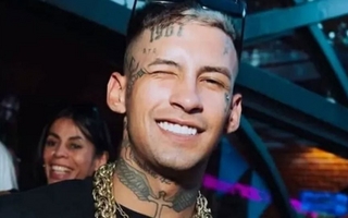 La foto de L-Gante "robando" la moto de un policía