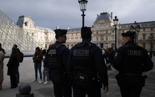 Detienen a cinco sospechosos por el robo millonario en el museo del Louvre
