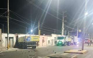 Impactante: un camión se incrustó contra una casa en Rawson