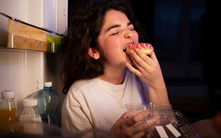 Antojos nocturnos: por qué aparecen y cómo reducirlos