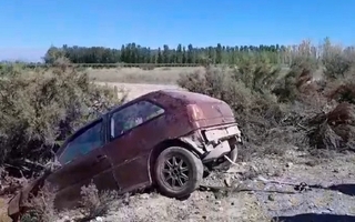 Se le reventó una rueda del auto y terminó en un zanjón