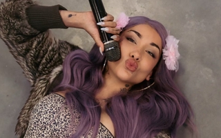 María Becerra cambió de look y sorprendió con el pelo violeta