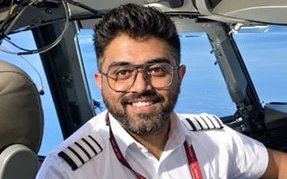 Quién es Smit Machchhar, el piloto que fue apuñalado en pleno vuelo
