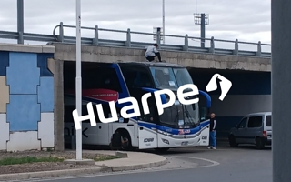 Un colectivo quedó atrapado en uno de los puentes cercanos al Estadio del Bicentenario