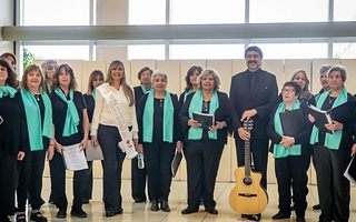 El Centro Cívico se llenó de música: el emotivo regreso de un coro de adultos mayores