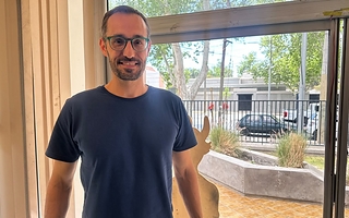 Especialista llega a Rawson para analizar a León XIV y la IA actual
