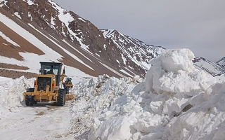 Más máquinas contra la nieve: el operativo para despejar el Paso de Agua Negra